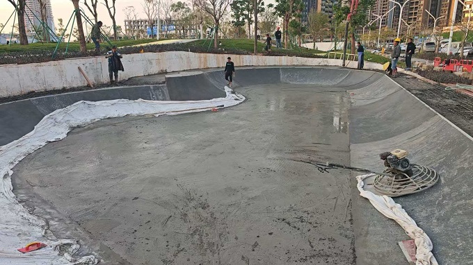 滑板場(chǎng)建設(shè)現(xiàn)場(chǎng) 滑板場(chǎng)建設(shè)現(xiàn)場(chǎng)